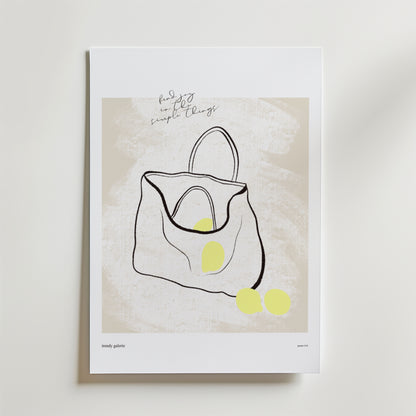 Everyday Ritual Poster by Bozetto visar en minimalistisk linjeteckning av en öppen tygväska med gula ovaler och handskriven text: "find joy in the simple things-celebrating vardagens ritualer och hemmets estetik.