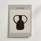 På omslaget till tidningen STUDIO visas Bozettos Hands Of Time Poster, som föreställer en abstrakt svart vas med två handtag och gula prickar, centrerad på en vit bakgrund med ljusgrå kant.