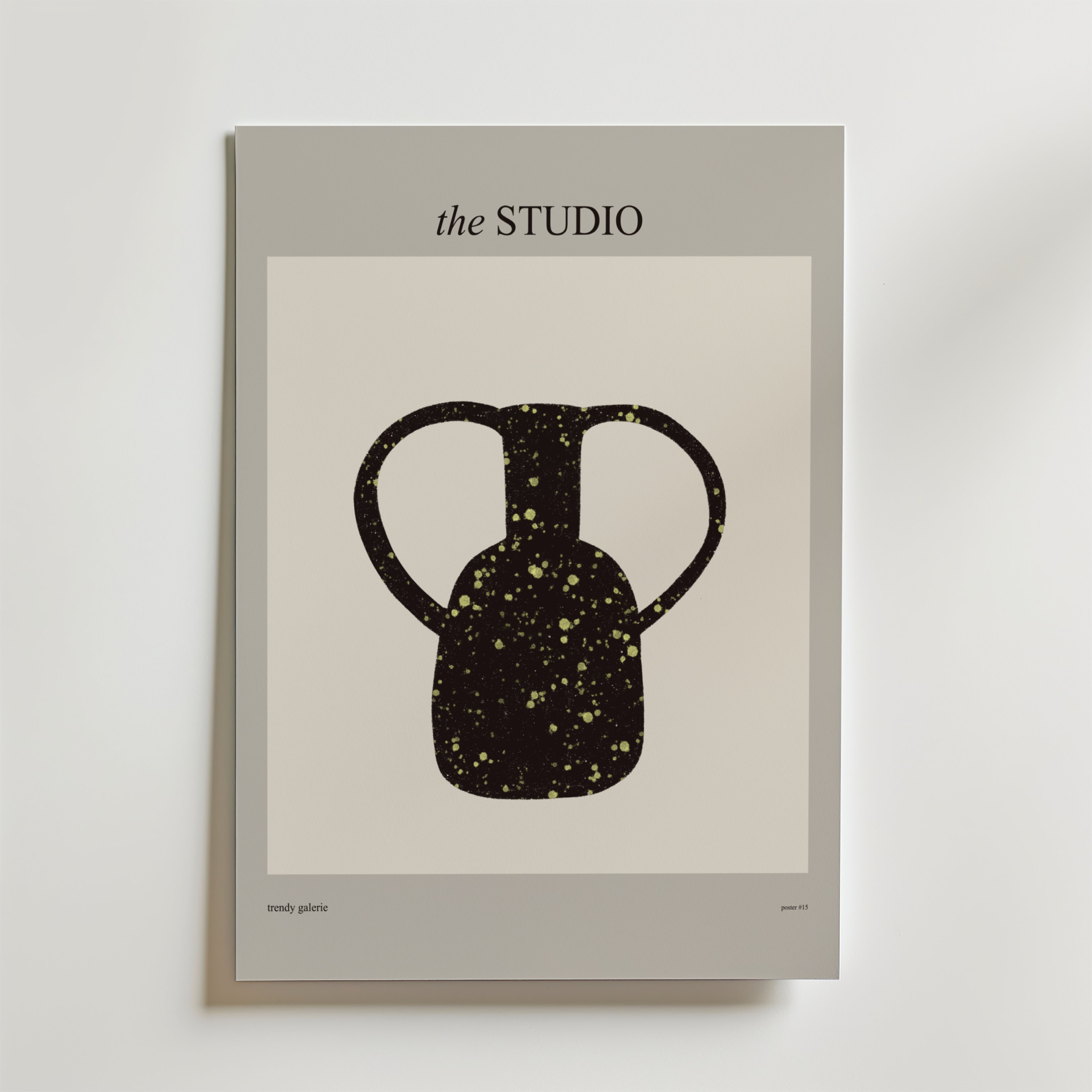 På omslaget till tidningen STUDIO visas Bozettos Hands Of Time Poster, som föreställer en abstrakt svart vas med två handtag och gula prickar, centrerad på en vit bakgrund med ljusgrå kant.