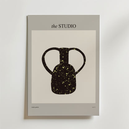 På omslaget till tidningen STUDIO visas Bozettos Hands Of Time Poster, som föreställer en abstrakt svart vas med två handtag och gula prickar, centrerad på en vit bakgrund med ljusgrå kant.