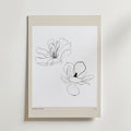 Airborne Grace Poster by Bozetto visar två svartvita magnolia linjeteckningar på en vit bakgrund med en beige kant - ett elegant val för fans av botanisk inredning och skandinaviska interiörer.