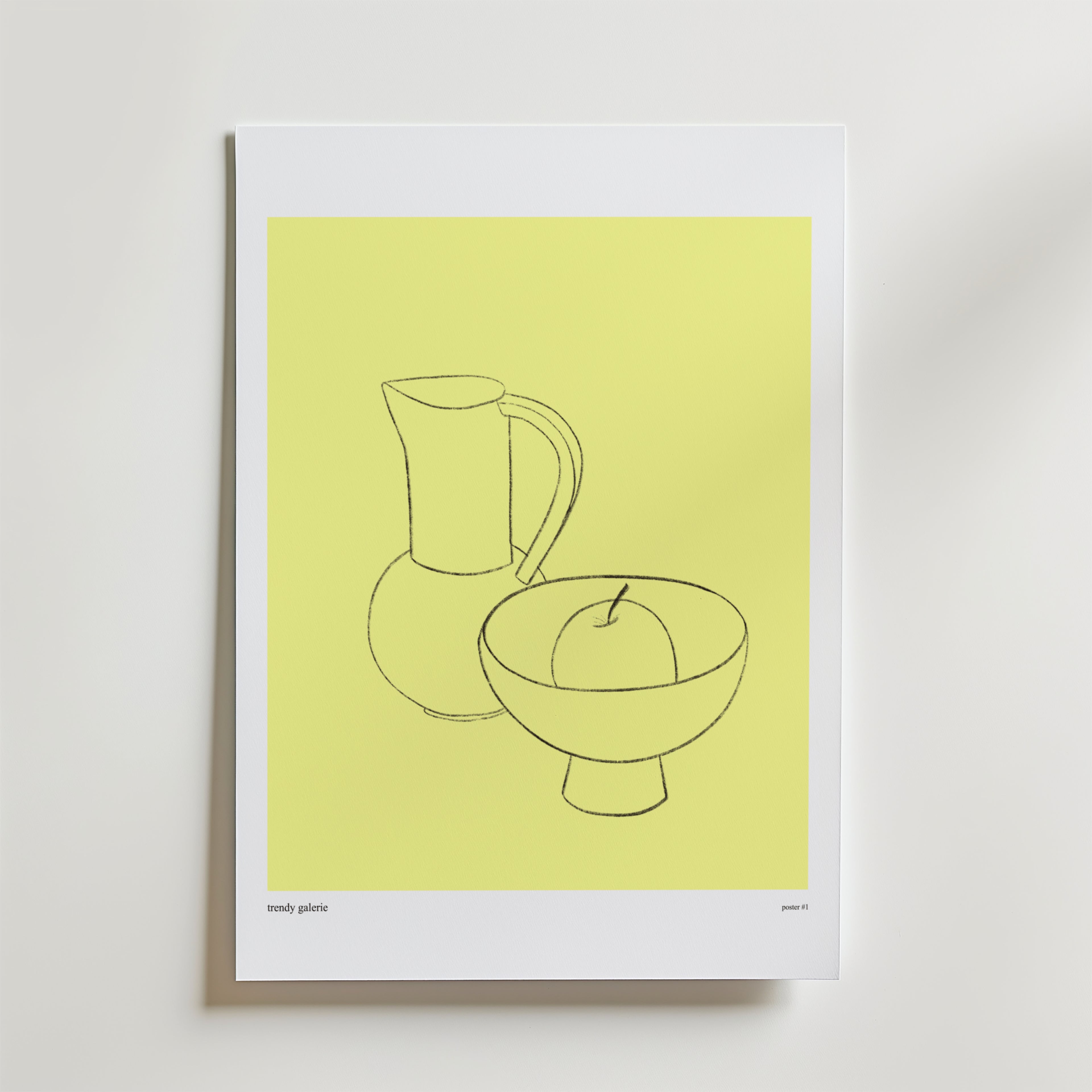 Postern Sunlight On Stillness från Bozetto har en minimalistisk linjeteckning av en kanna, en skål och ett äpple på en guldfärgad bakgrund. Denna eleganta poster visas med en vit matta och ger en lugn stil till alla utrymmen.