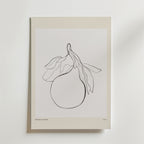 The Softest Yield Poster by Bozetto har en minimalistisk linjeteckning av ett päron med blad, inramad av en beige kant. Tunna svarta linjer beskriver frukten och skapar naturlig konst som är perfekt för alla rum med vita väggar.