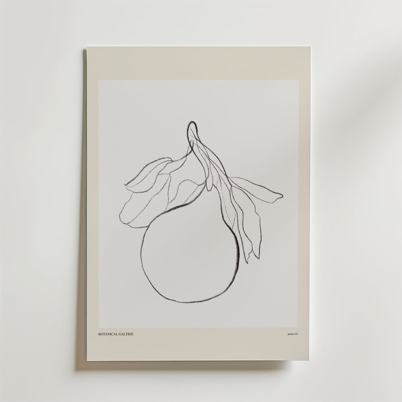 The Softest Yield Poster by Bozetto har en minimalistisk linjeteckning av ett päron med blad, inramad av en beige kant. Tunna svarta linjer beskriver frukten och skapar naturlig konst som är perfekt för alla rum med vita väggar.