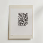 Tangled Emotions Poster" av Bozetto visar minimalistisk konst med tät svart klotter centrerat på vitt, inramad av en ljusbeige matta.