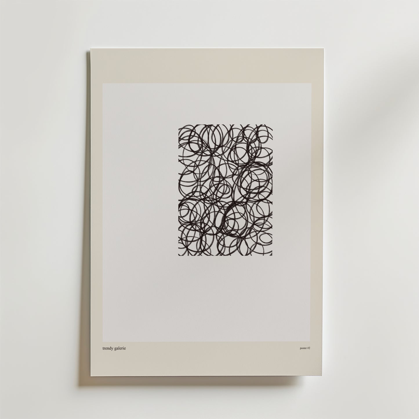 Tangled Emotions Poster" av Bozetto visar minimalistisk konst med tät svart klotter centrerat på vitt, inramad av en ljusbeige matta.