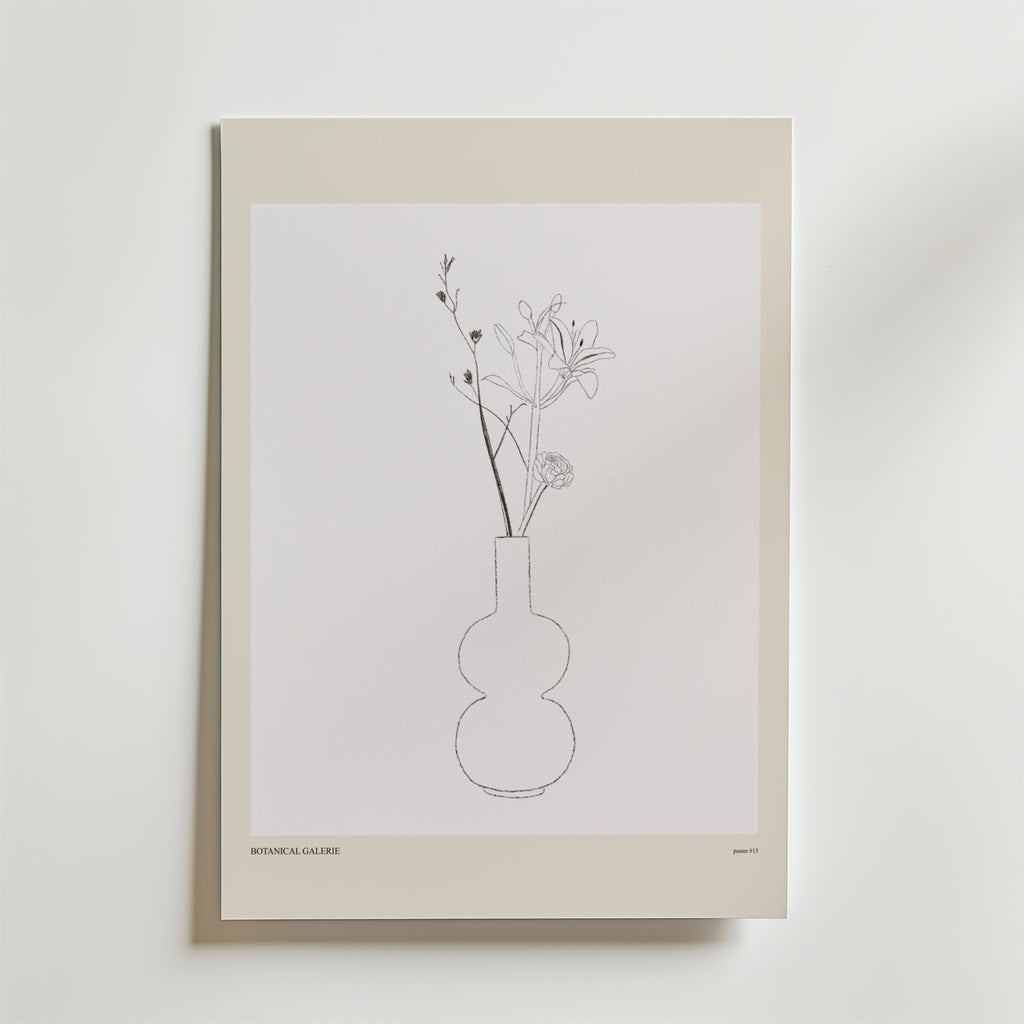Postern Humble Vase Poster från Bozetto är en minimalistisk linjeteckning av en vas med blommor och stjälkar på en vit bakgrund med en beige kant, vilket skapar en lugn komposition.