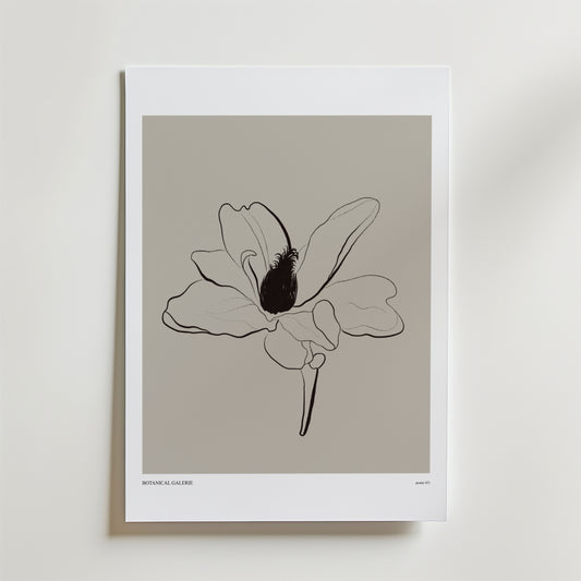 Bozetto The Silent Bloom Poster: En minimalistisk poster med elegant linjetecknad blomma i naturtoner på beige bakgrund, vit kant och diskret BOTANICA GALLERY-text i hörnet.