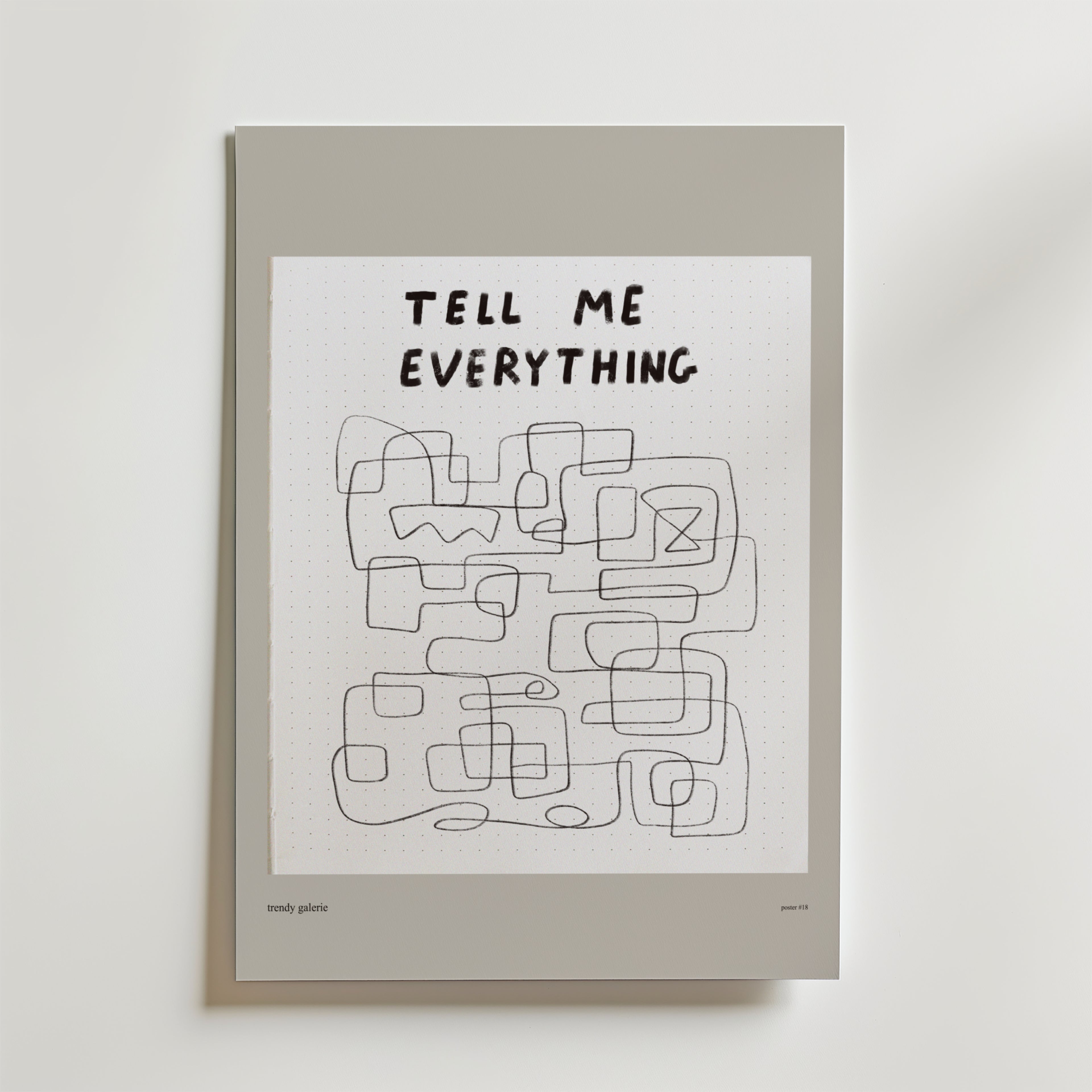 Maze Of Truths Poster by Bozetto har "TELL ME EVERYTHING" i handskriven text, med abstrakta svarta linjer och rektanglar på en vit prickig bakgrund, inramad i ljusgrått, som förkroppsligar ärlighet.