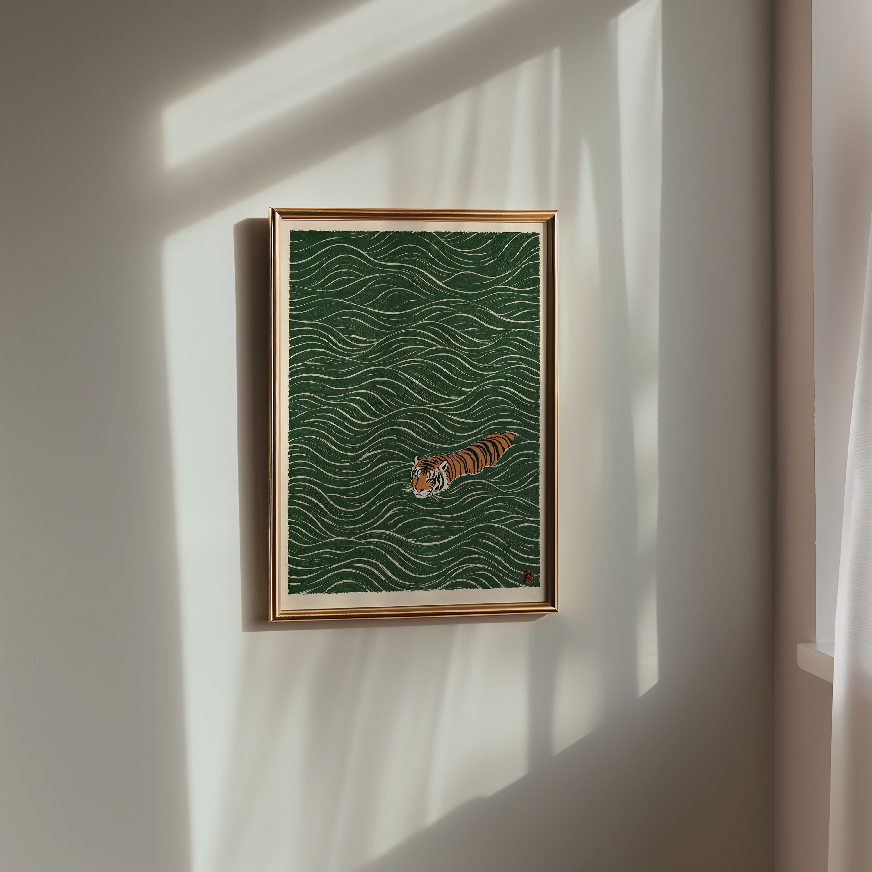 Swimming Tiger poster i inramad miljö på vägg – konsttryck från Bozetto i hög kvalitet