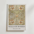Bozetto William Morris Honeysuckle 1886 Poster visar hans intrikata kaprifolens mönster i orange och grönt, med inskriptionen: WILLIAM MORRIS Honeysuckle | 1886 - ett vittnesbörd om tidlös skönhet.