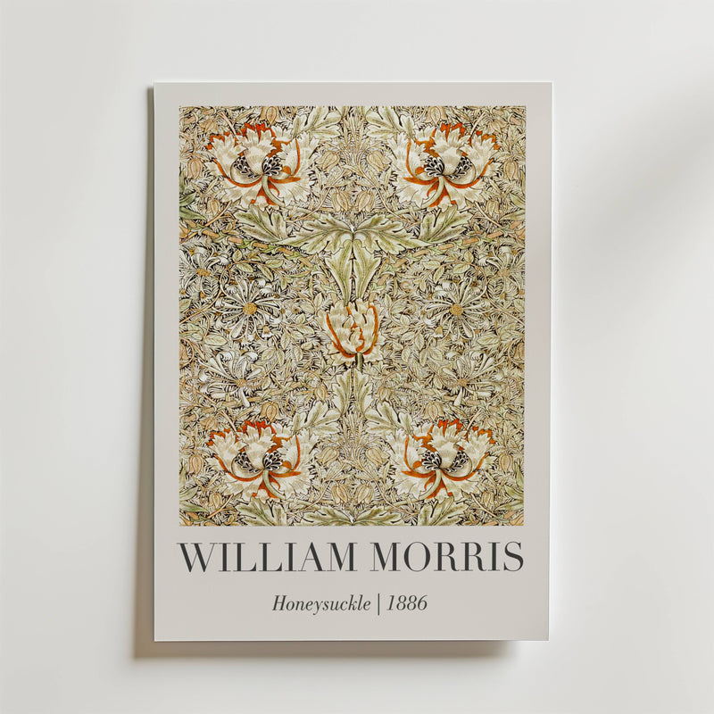 Bozetto William Morris Honeysuckle 1886 Poster visar hans intrikata kaprifolens mönster i orange och grönt, med inskriptionen: WILLIAM MORRIS Honeysuckle | 1886 - ett vittnesbörd om tidlös skönhet.