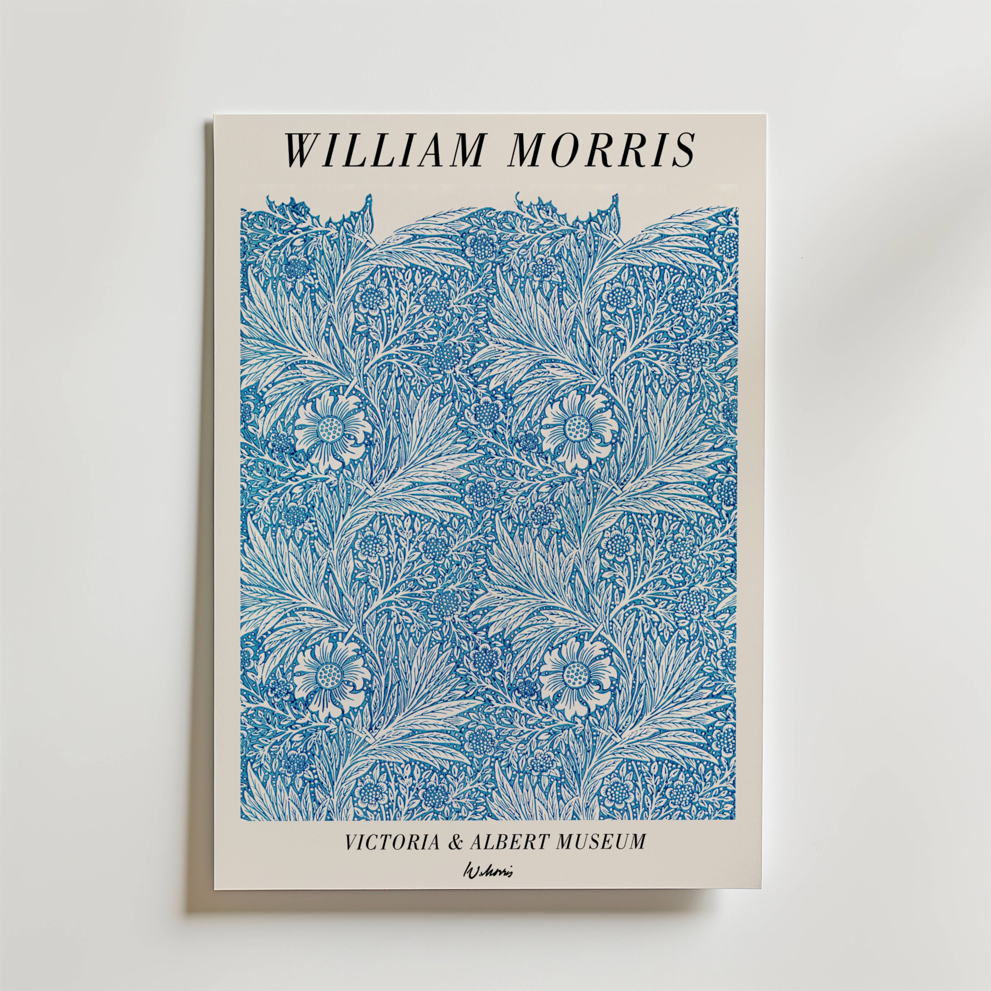 William Morris Victoria & Albert Museum No. 5 Poster från Bozetto har en tidlös harmoni av blå blommiga mönster, med texten "Victoria & Albert Museum" och "Volumi" längst ner på krämfärgad bakgrund.