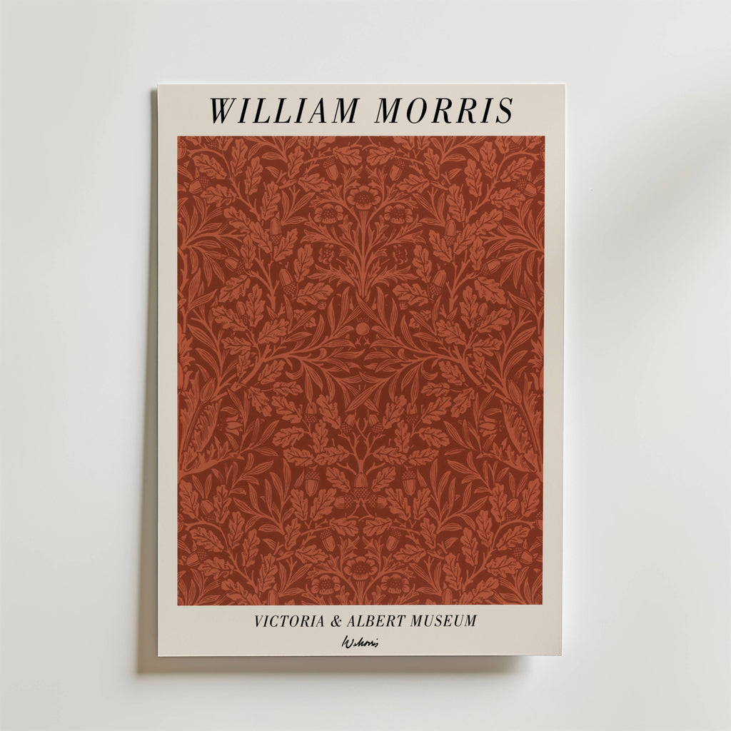Bozetto William Morris Victoria & Albert Museum No. 6 Poster har titeln upptill, ett rött blommönster inspirerat av mönster av löv i mitten och branding nedtill, allt på en vit bakgrund.