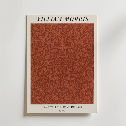Bozetto William Morris Victoria & Albert Museum No. 6 Poster har titeln upptill, ett rött blommönster inspirerat av mönster av löv i mitten och branding nedtill, allt på en vit bakgrund.