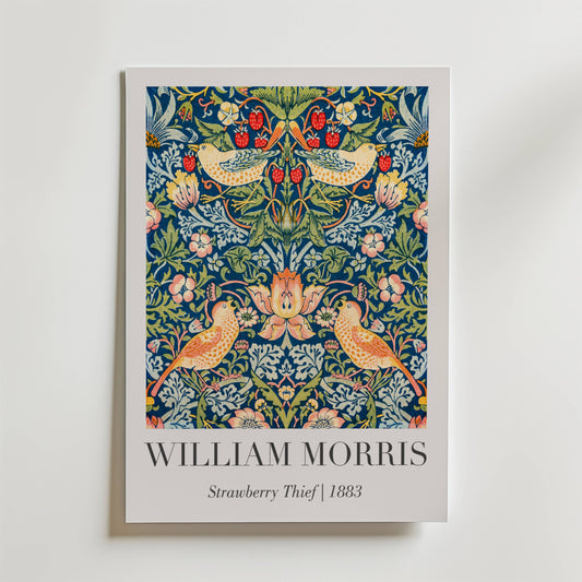 Bozetto William Morris Strawberry Thief 1883 Poster visar ett livfullt blomster- och fågelmönster i blå toner på en vit bakgrund, med konstnärens namn och titel under.