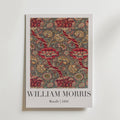 Bozetto William Morris Wandle 1884 Poster visar röda blommor, gröna blad och virvlande vinrankor på vit botten. Text nedan: "WILLIAM MORRIS, Wandle | 1884.