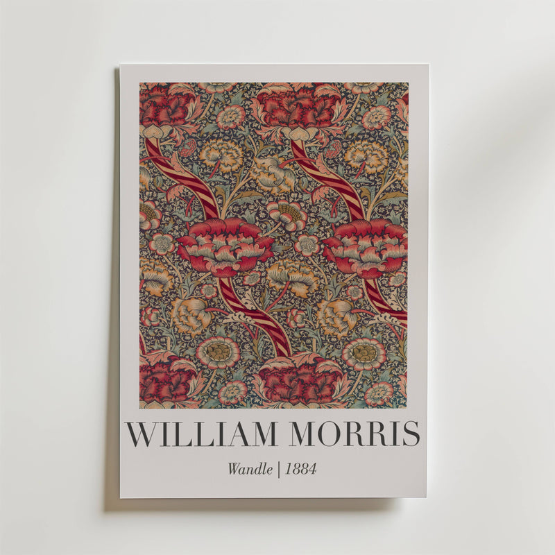 Bozetto William Morris Wandle 1884 Poster visar röda blommor, gröna blad och virvlande vinrankor på vit botten. Text nedan: "WILLIAM MORRIS, Wandle | 1884.