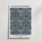 Bozetto William Morris Victoria & Albert Museum No. 3 Poster har intrikata blå, röda och krämfärgade blommor och blad med vita kanter och stiliserad Arts and Crafts-text, som fångar tidlös skönhet i en dekorativ design.